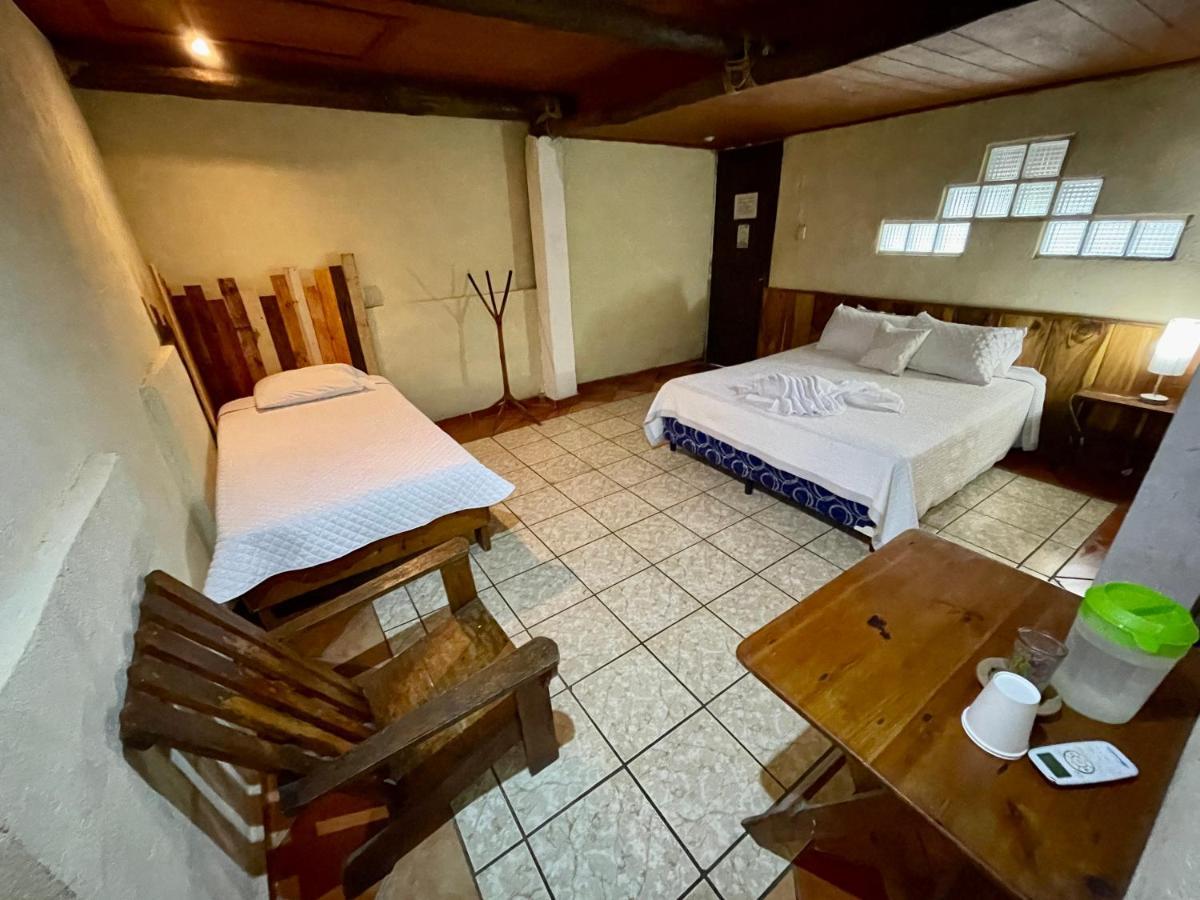 Johnnys Place Hotel Monterrico Eksteriør billede