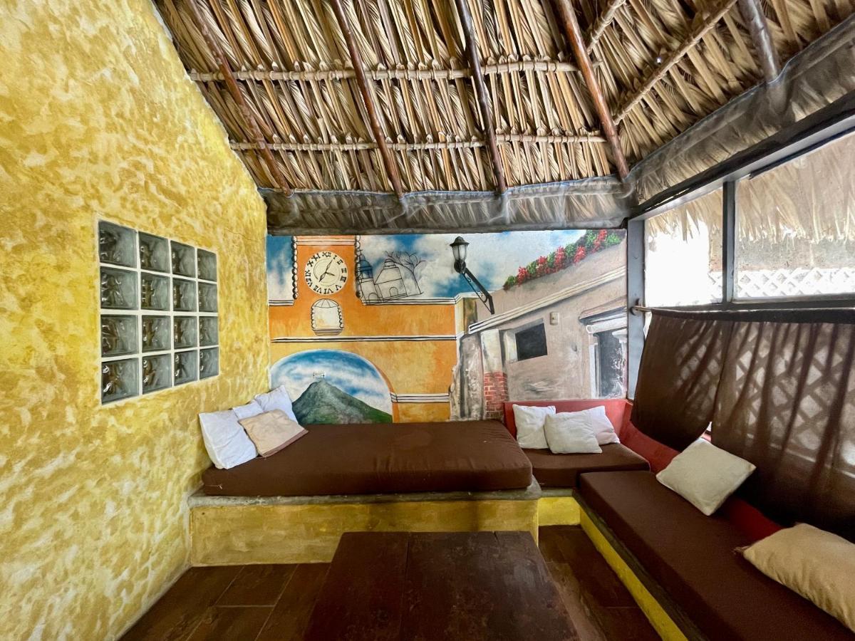 Johnnys Place Hotel Monterrico Eksteriør billede