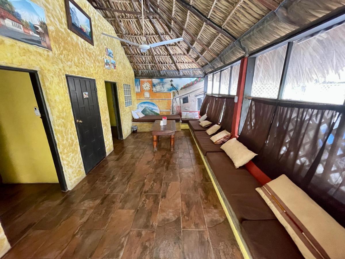 Johnnys Place Hotel Monterrico Eksteriør billede