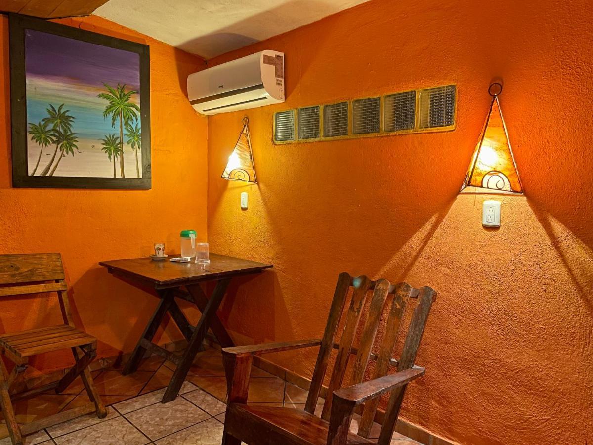 Johnnys Place Hotel Monterrico Eksteriør billede