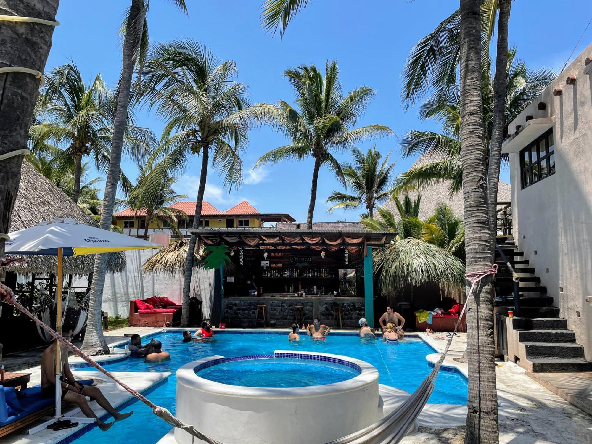 Johnnys Place Hotel Monterrico Eksteriør billede